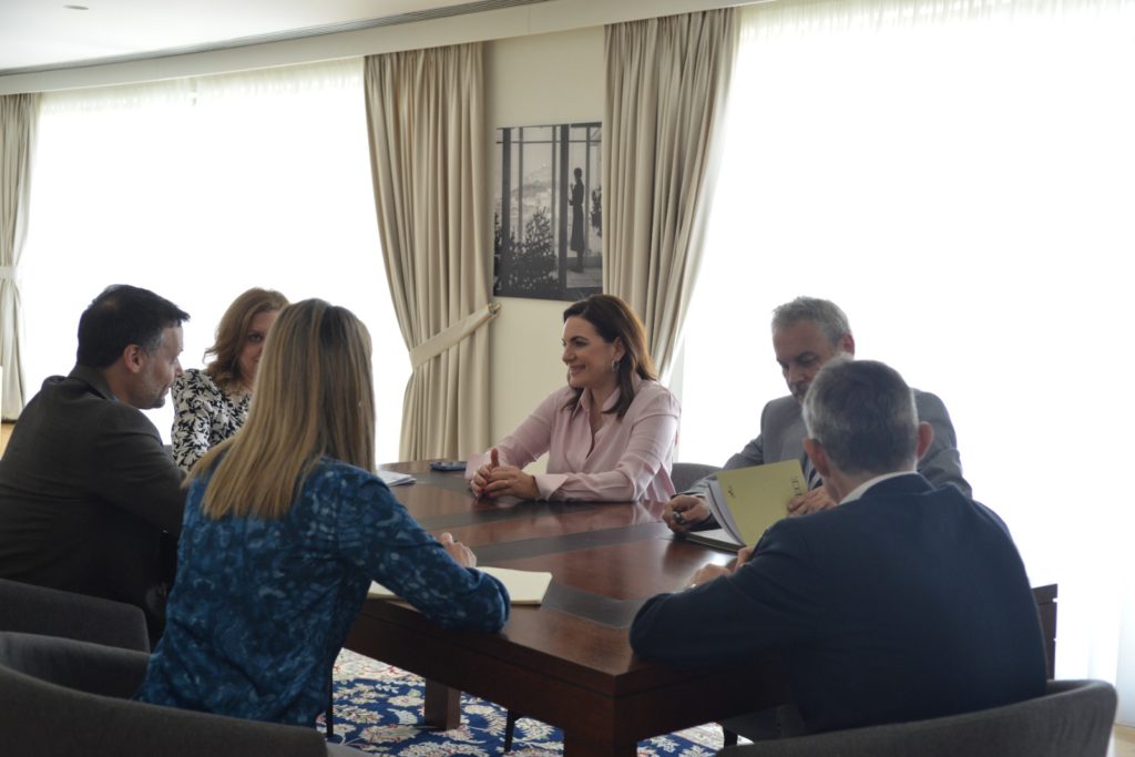 Στη συνάντηση με την Υπουργό Τουρισμού, συμμετείχαν επίσης ο Αντιπρόεδρος του ΕΟΤ κύριος Κωνσταντίνος Ζήκος, η Γενική Διευθύντρια του ΕΟΤ κυρία Σοφία Λαζαρίδου, ο Διευθύνων Σύμβουλος της Εταιρίας Ανάπτυξης και Τουριστικής Προβολής Αθηνών κύριος Ιωάννης Γεώργιζας και η Διευθύντρια Γραφείου Τύπου του Δήμου Αθηναίων κυρία Ανδριάνα Μαγγανιά.